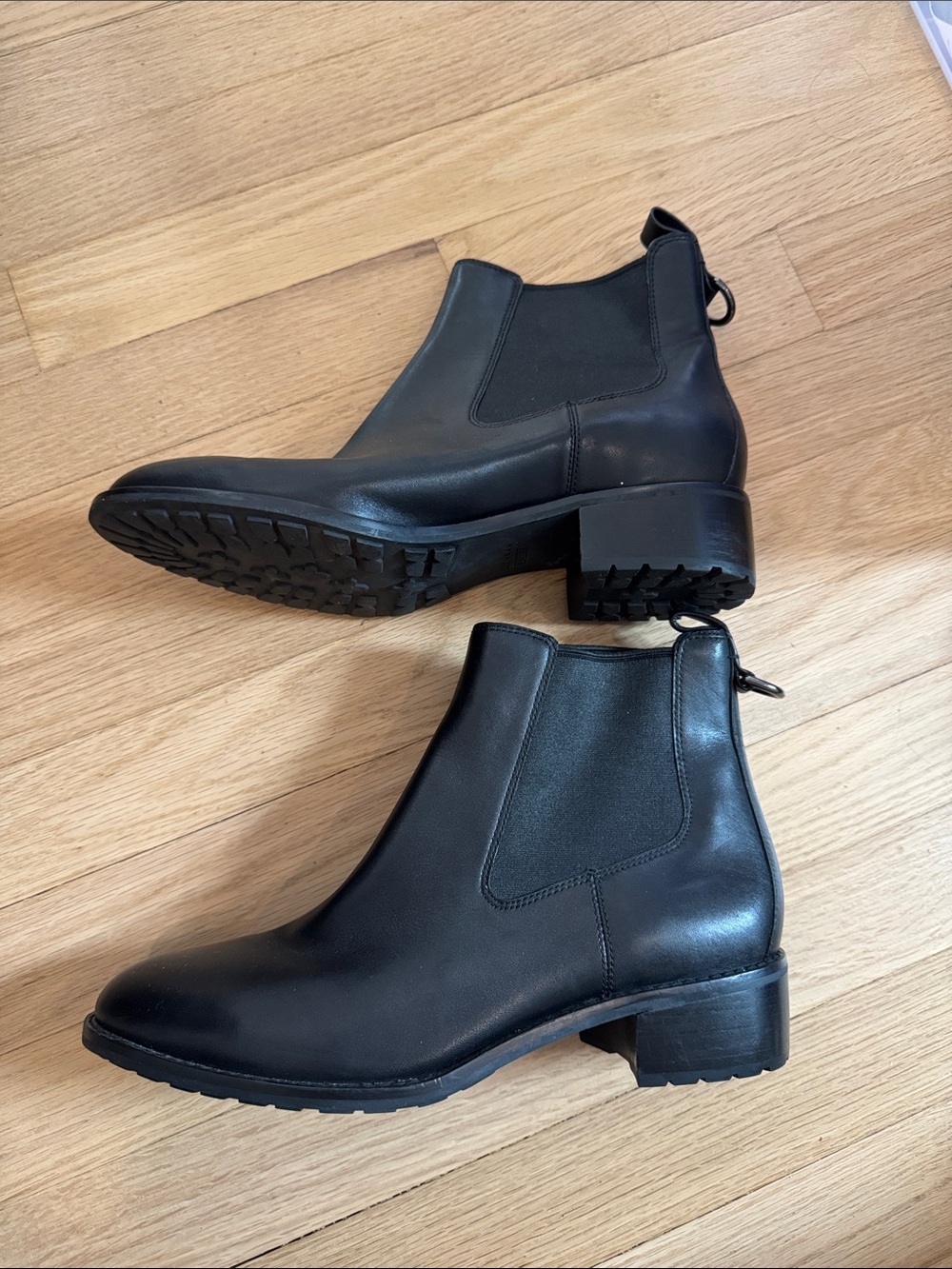 Gorgeous Cole Haan Black Chelsea Waterproof Ankle Boots - Women's